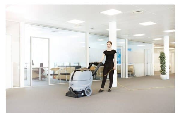 Industrial carpet cleaning machine